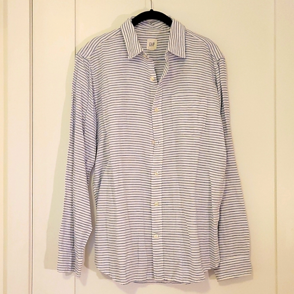 Gap Men's linen button down in Medium